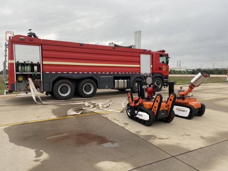 5.RXR-MC80BGD 防爆消防滅火偵察機(jī)器人2021.9延慶東奧空天地立體聯(lián)動保障演練1(1).jpg